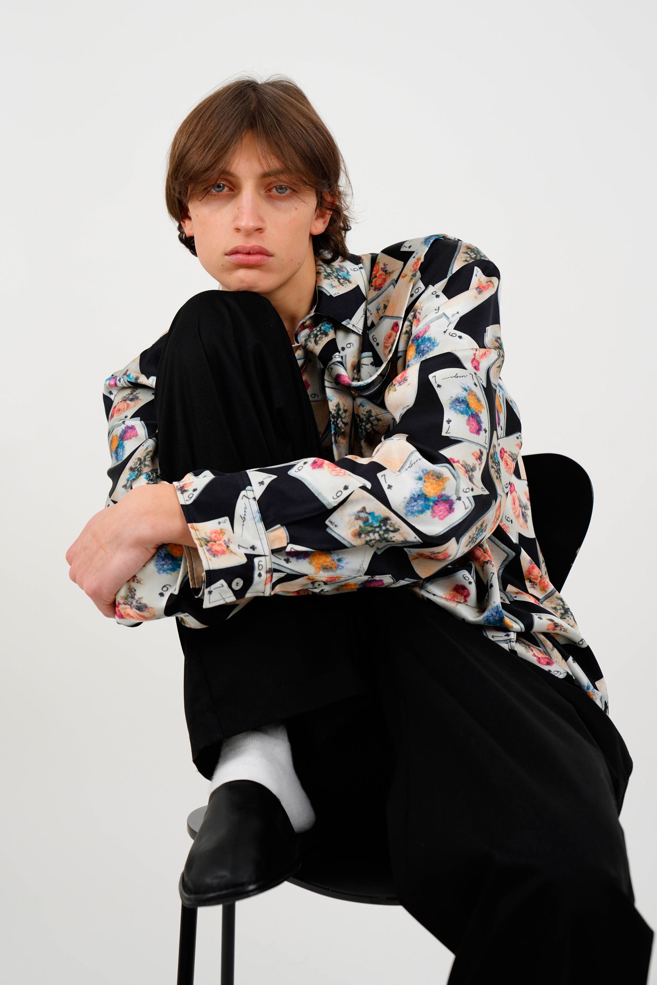 MSGM 2026秋冬以青年文化与学院风为切口，重新激活90年代街头记忆。宽腿彩色牛仔、菱格针织、短款上装与随性叠穿构建出不受性别限制的造型语言，紫色、亮蓝与黑白对比成为视觉焦点。系列在“玩味”与“结构”之间取得平衡，保留品牌标志性的青春躁动，同时注入更成熟的造型逻辑，呈现出Z世代走向理性阶段的风格转折-顽石频道趋势研究